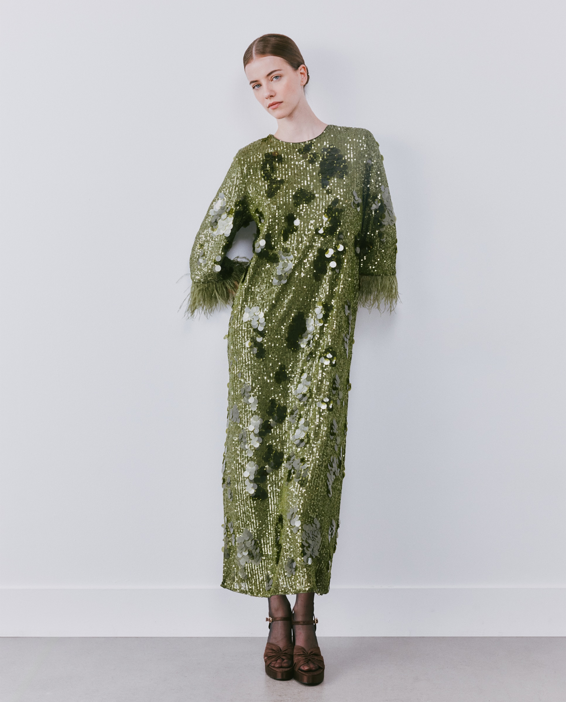 Vestido Midi com Lantejoulas e Penas nas Mangas Verde-1