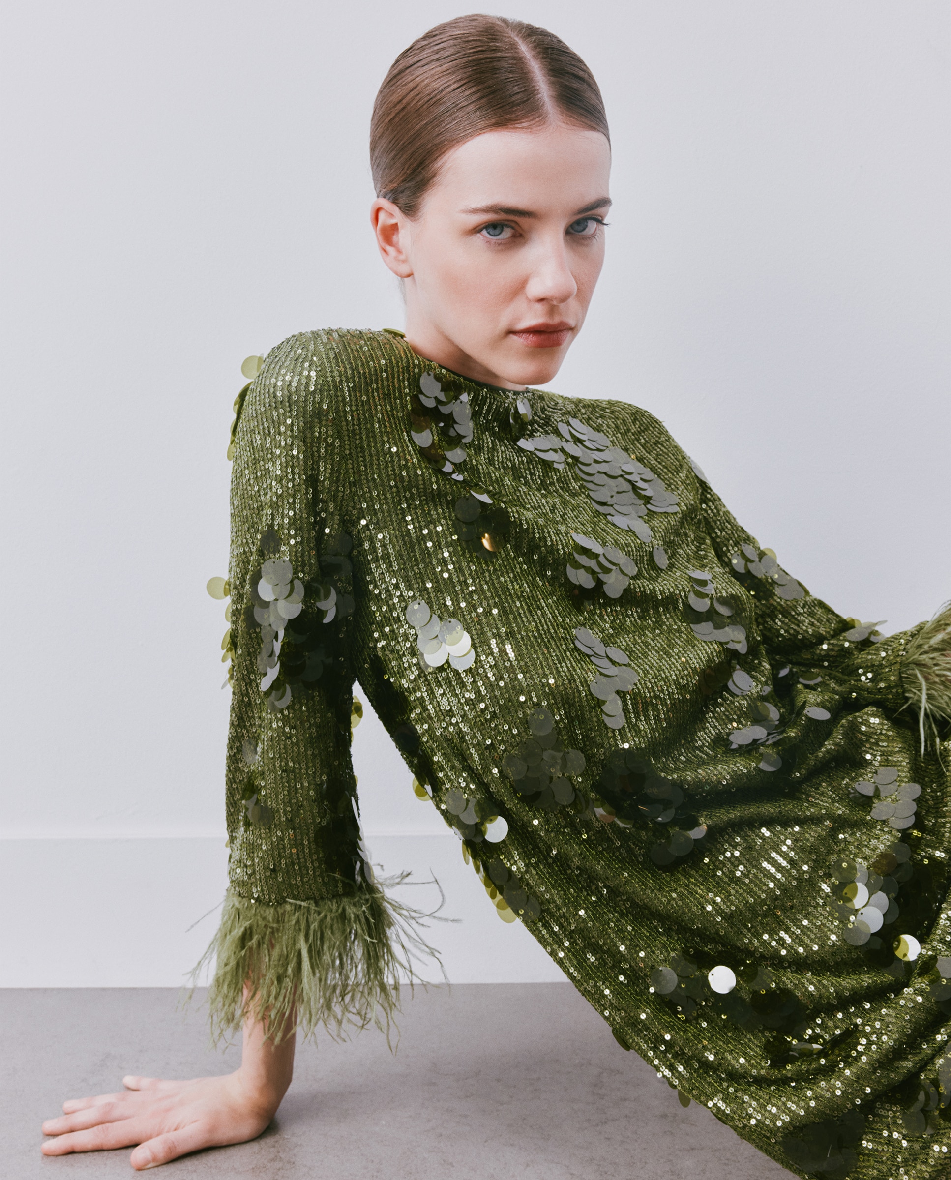 Vestido Midi com Lantejoulas e Penas nas Mangas Verde-2