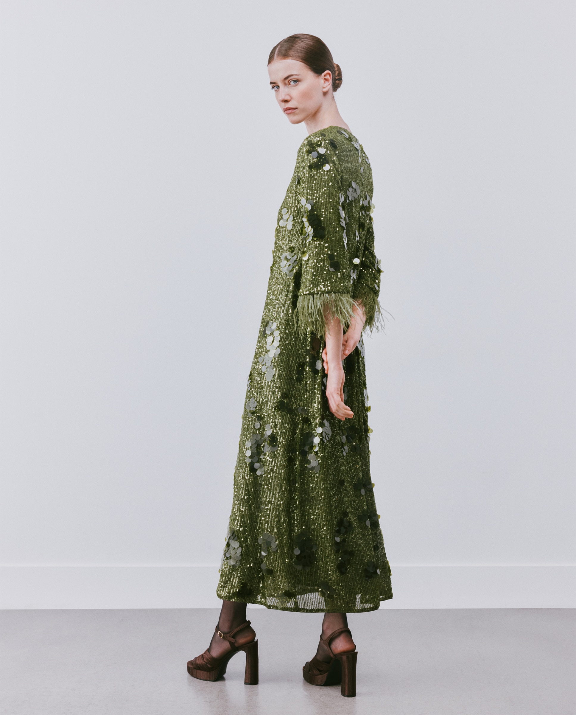 Vestido Midi com Lantejoulas e Penas nas Mangas Verde-3