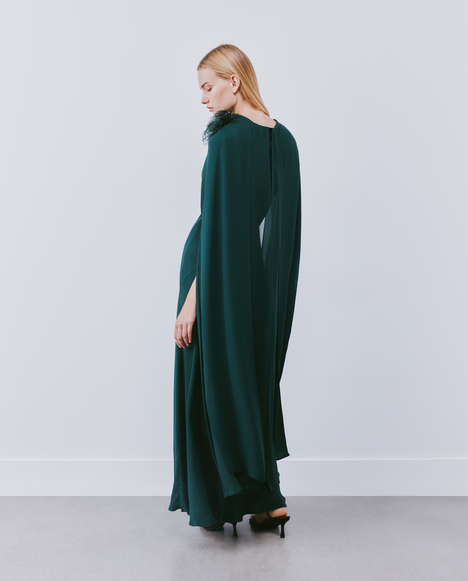 Vestido Comprido sem Mangas e com Capa Assimétrica 530 Verde Escuro-3