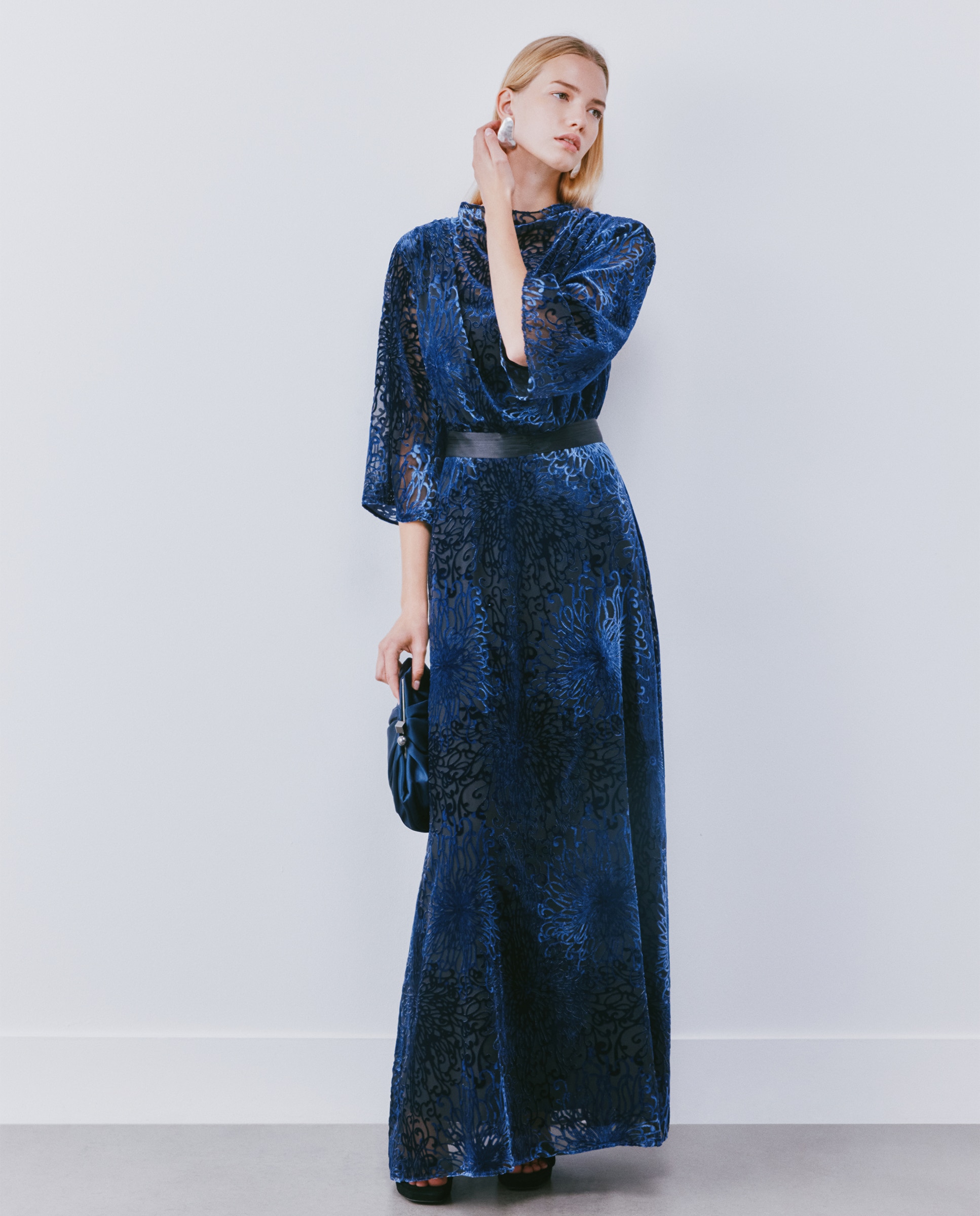 Imagem 0 de Vestido Devoré com Gola Halter
