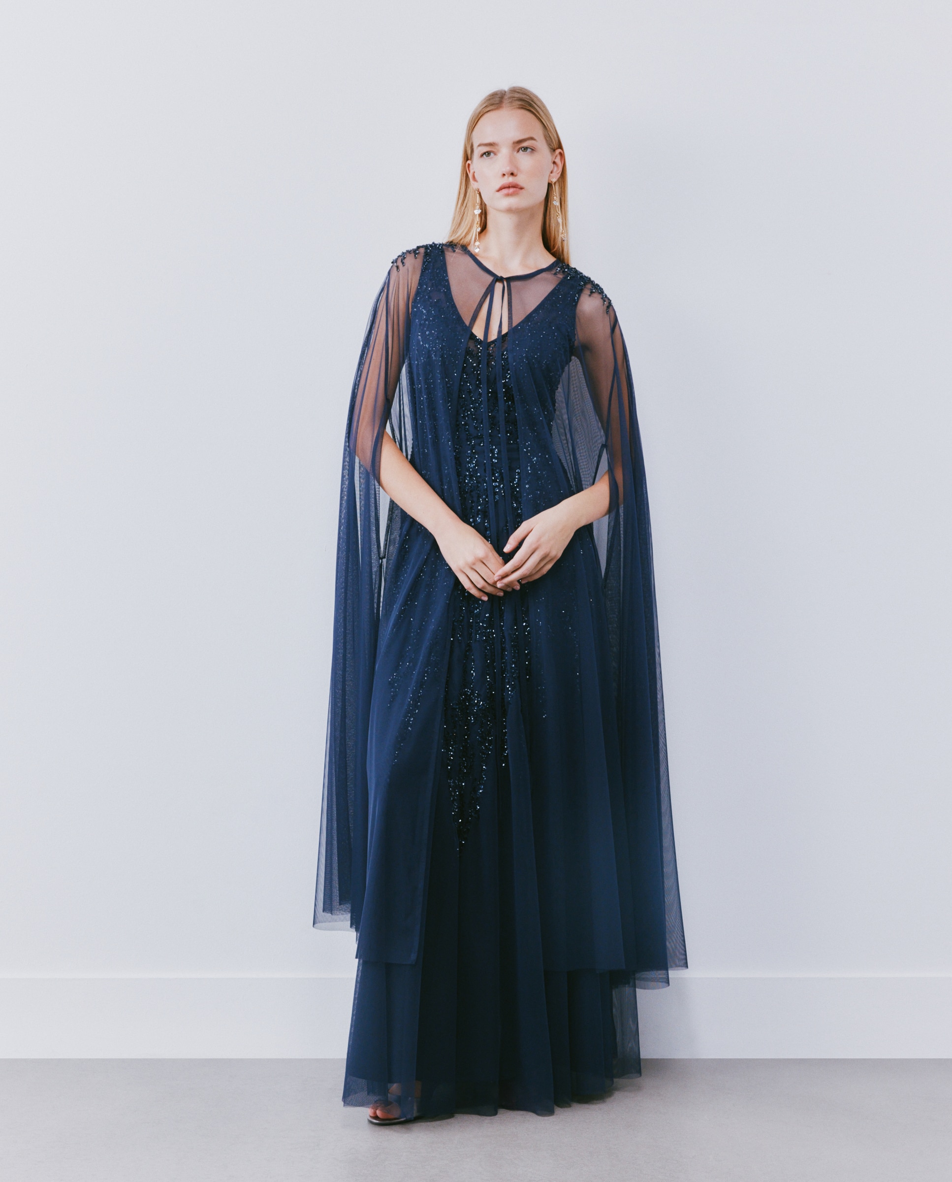 Vestido Comprido com Pedraria e Capa de Tule Azul-marinho-1