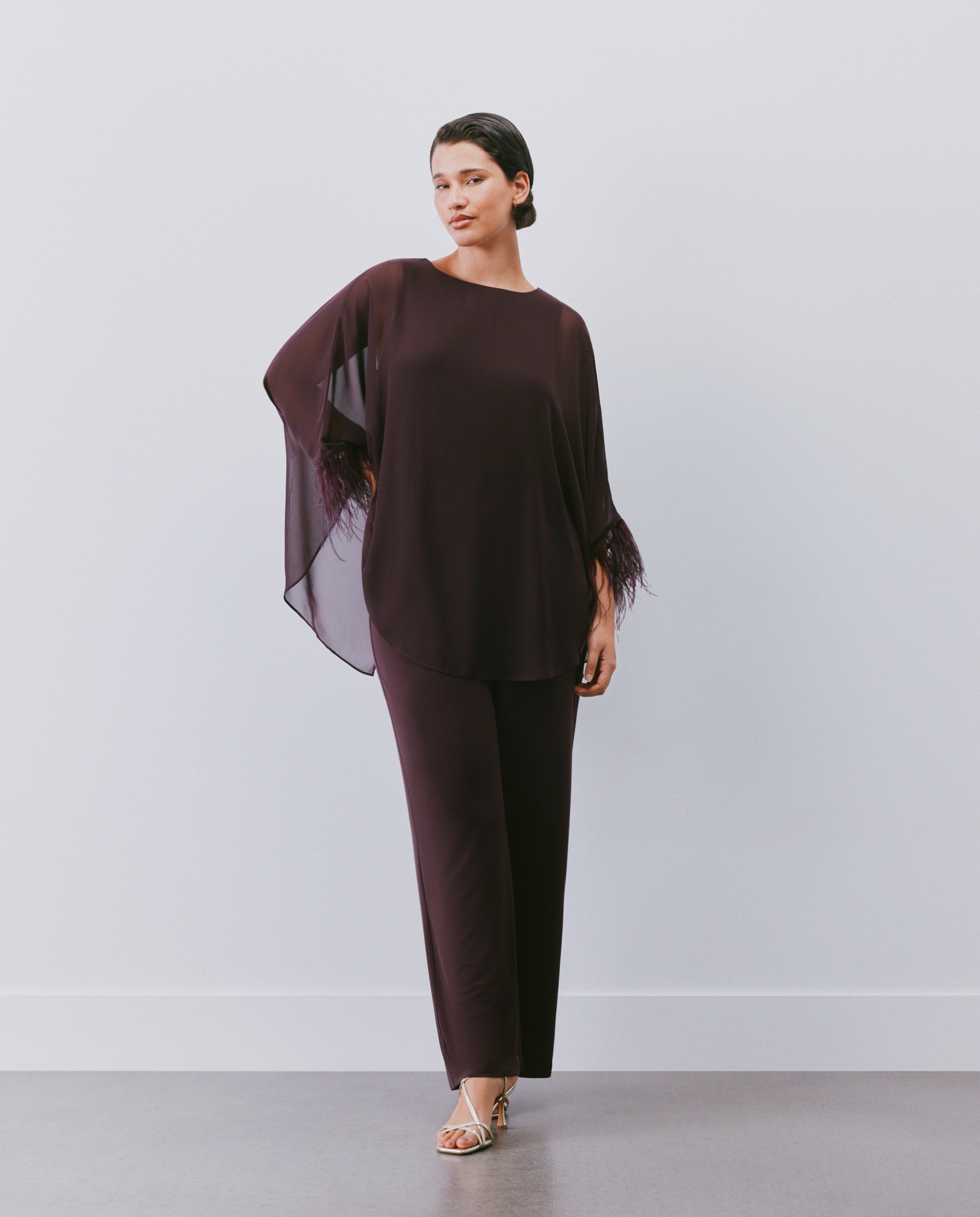 Mono de mujer con capa y plumas - Woman Fiesta El Corte Inglés - 291 Berenjena 291 Berenjena-4