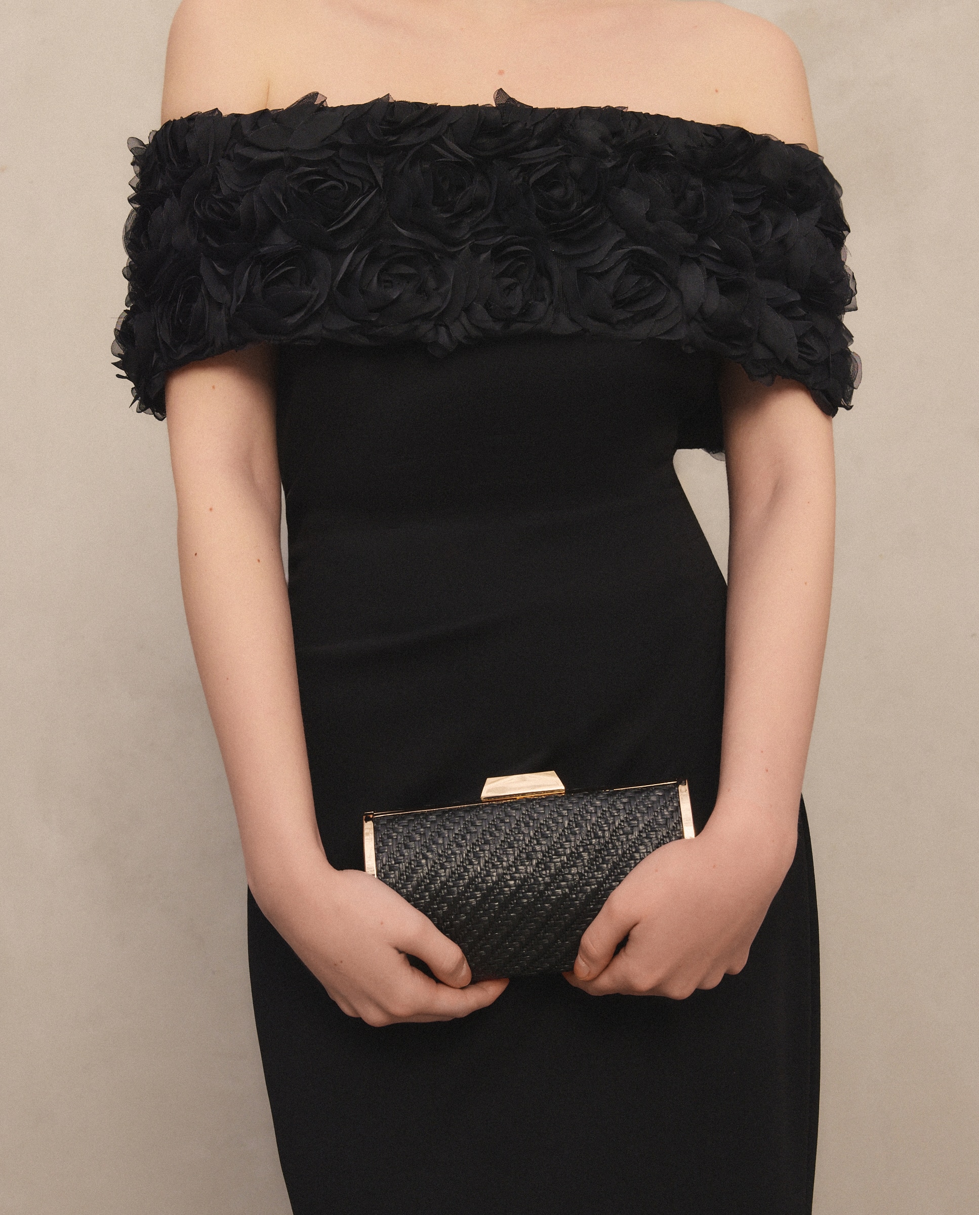Mala Clutch de Ráfia em Forma de Cilindro Preto-7