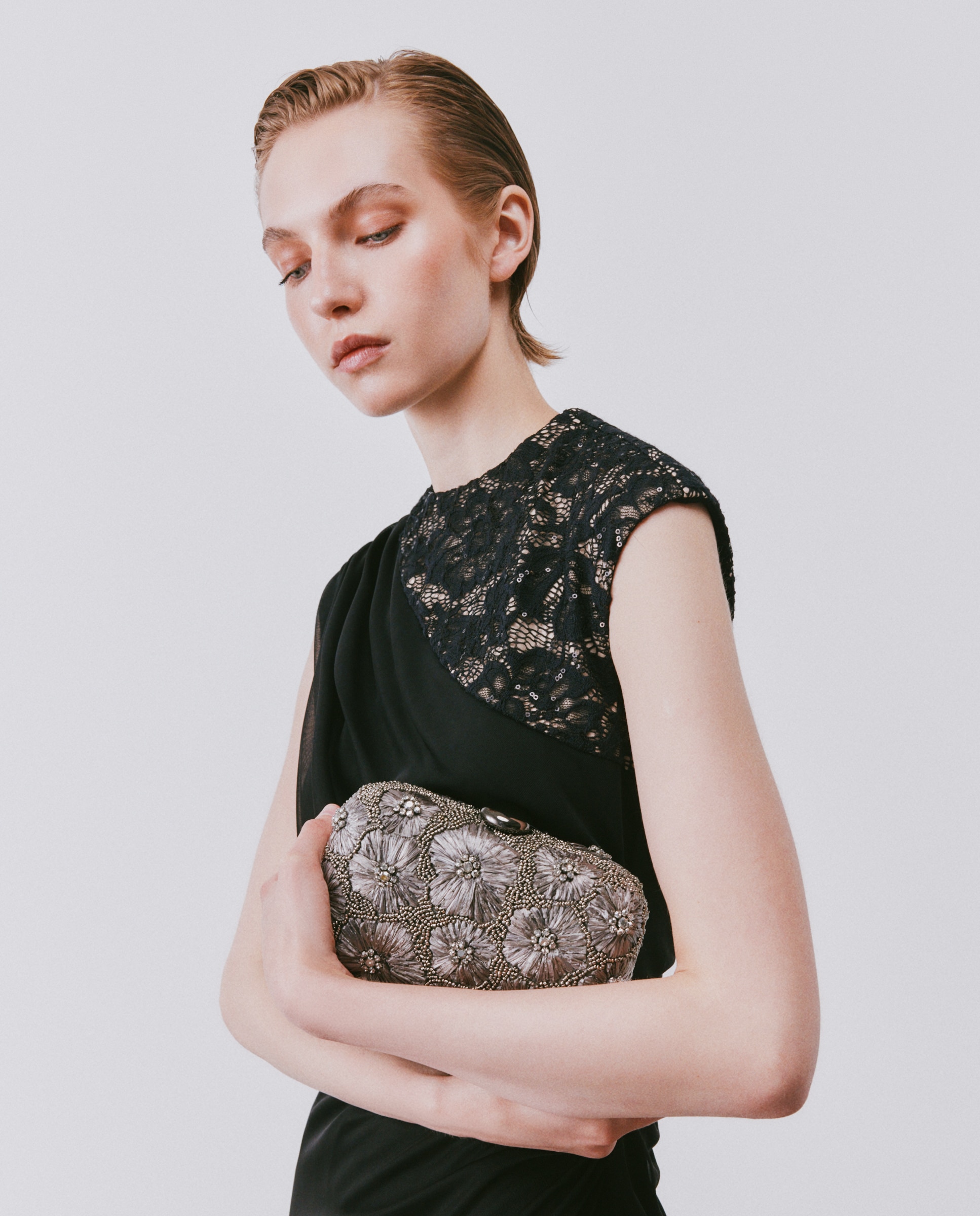 Mala Clutch de Ráfia e Pedraria com Forma de Flores Prateado envelhecido-7