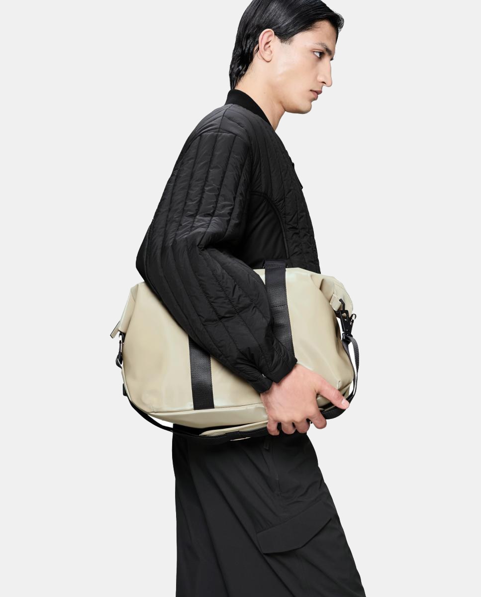 Imagen 4 de Bolsa de viaje pequeña - Rains - Negro Crema