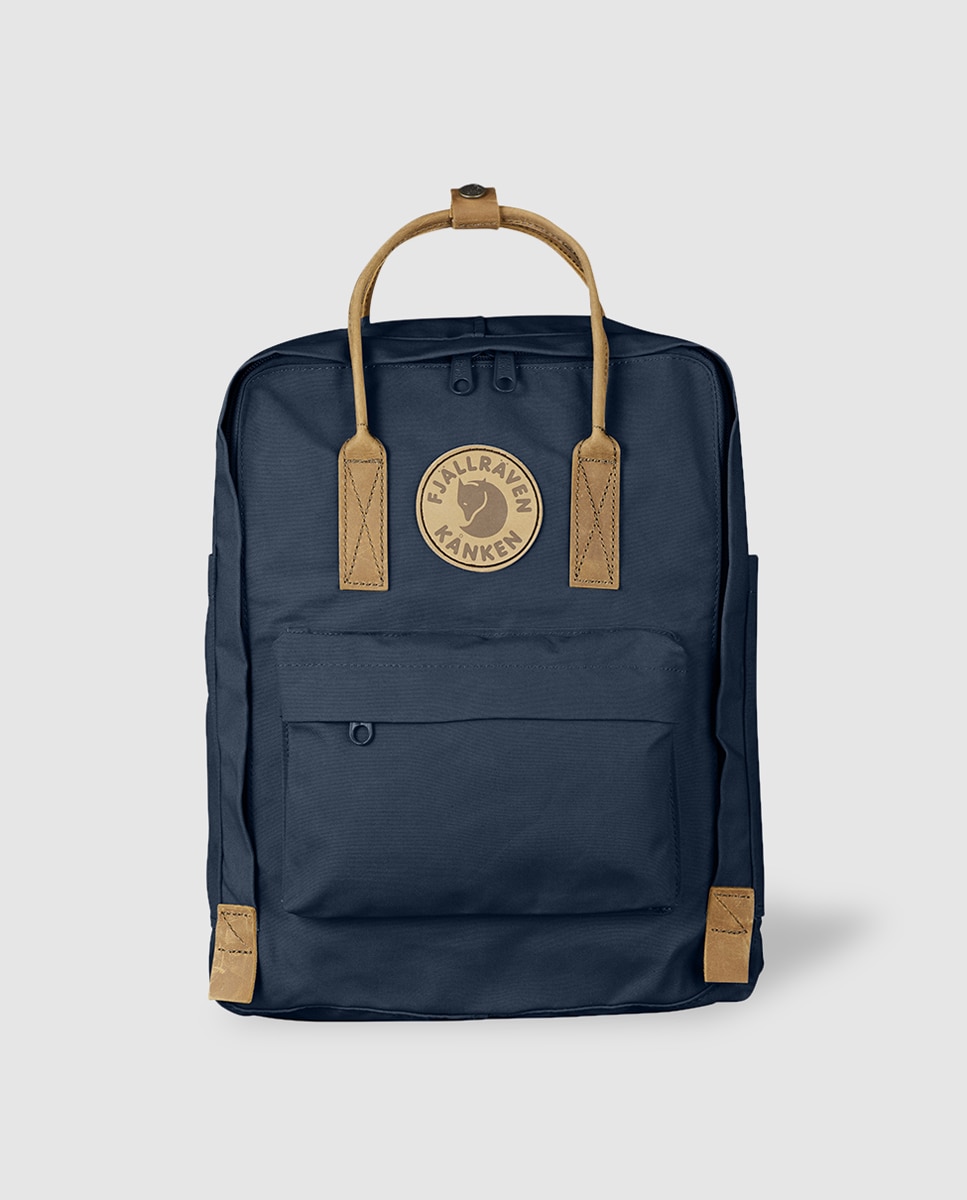 Imagen 0 de Mochila Kanken No.2 de vinilo impermeable en azul marino con detalles a contraste Azul marino