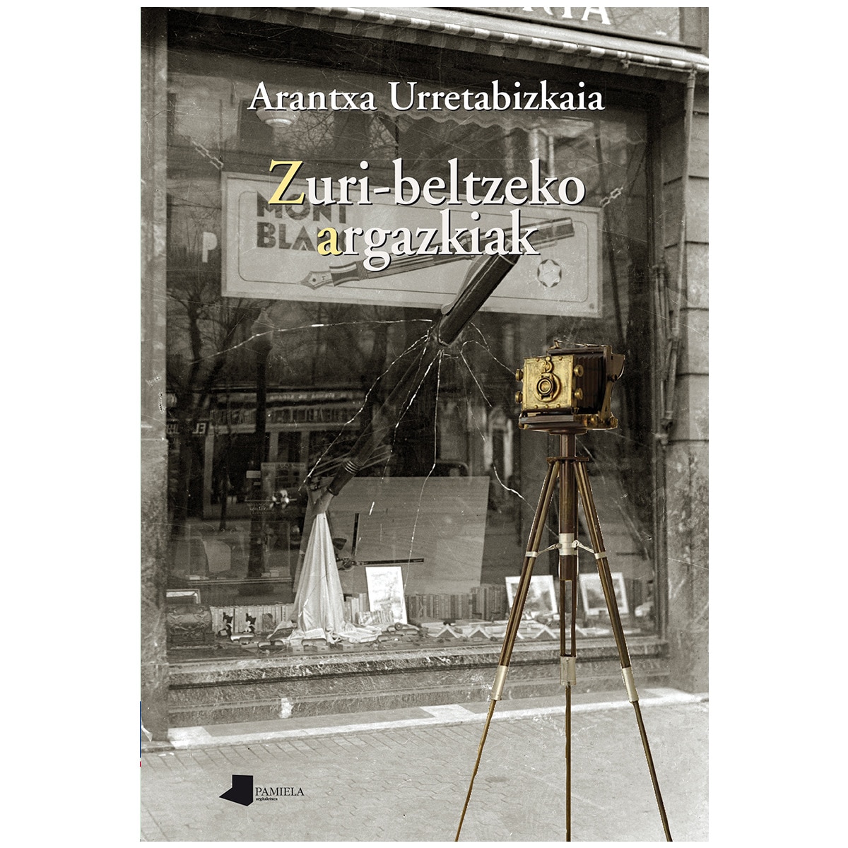 Zuri-beltzeko argazkiak (Capa mole com abas) 1