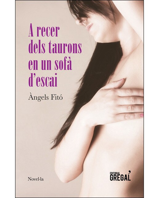 A recer dels taurons en un sofà d'escai