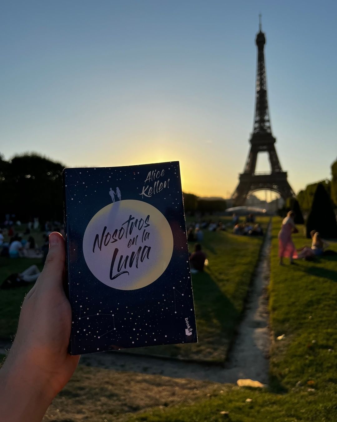 Nosotros en la luna: El libro más vendido del año en edición de bolsillo (Bolsillo) (Tapa blanda) 5