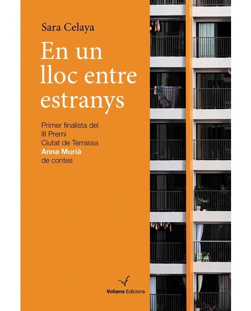 En un lloc entre estranys (Capa mole com abas) 1
