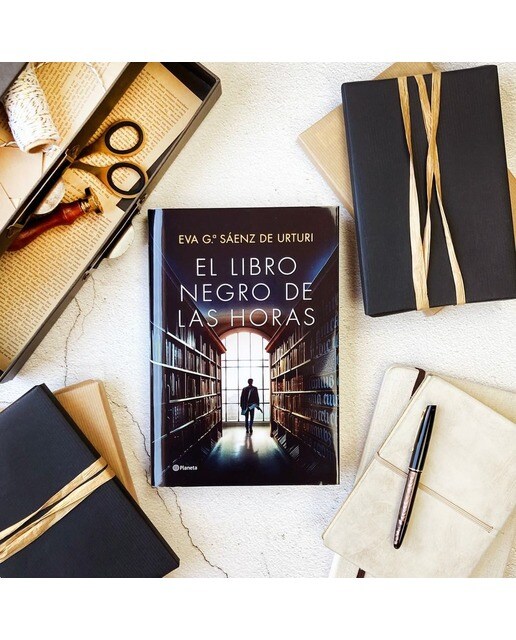 El Libro Negro de las Horas (Serie Kraken, 1) (Tapa dura) 2