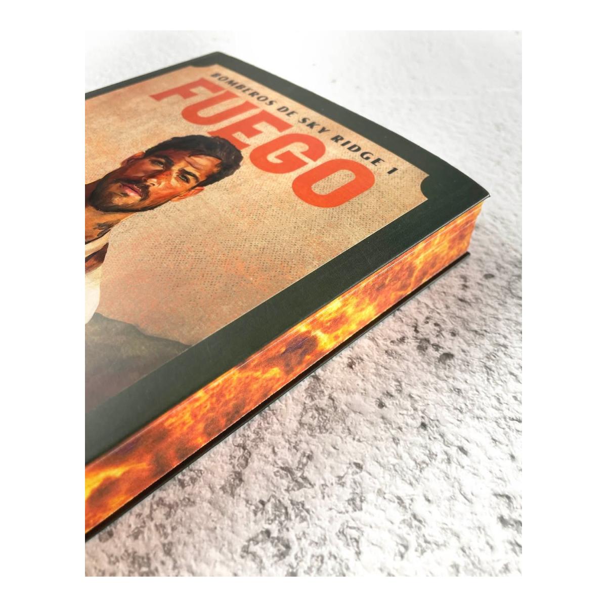 Fuego: El romance de bomberos que arde en TikTok. Edición con cantos tintados (Capa mole com abas) 2