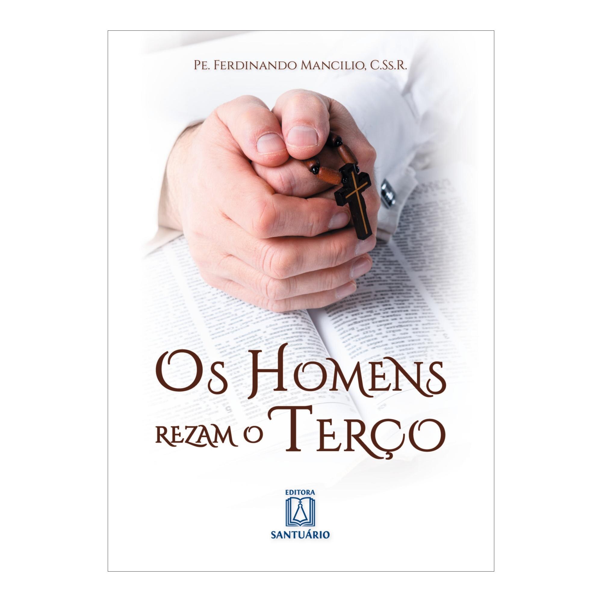Os homens rezam o terço
