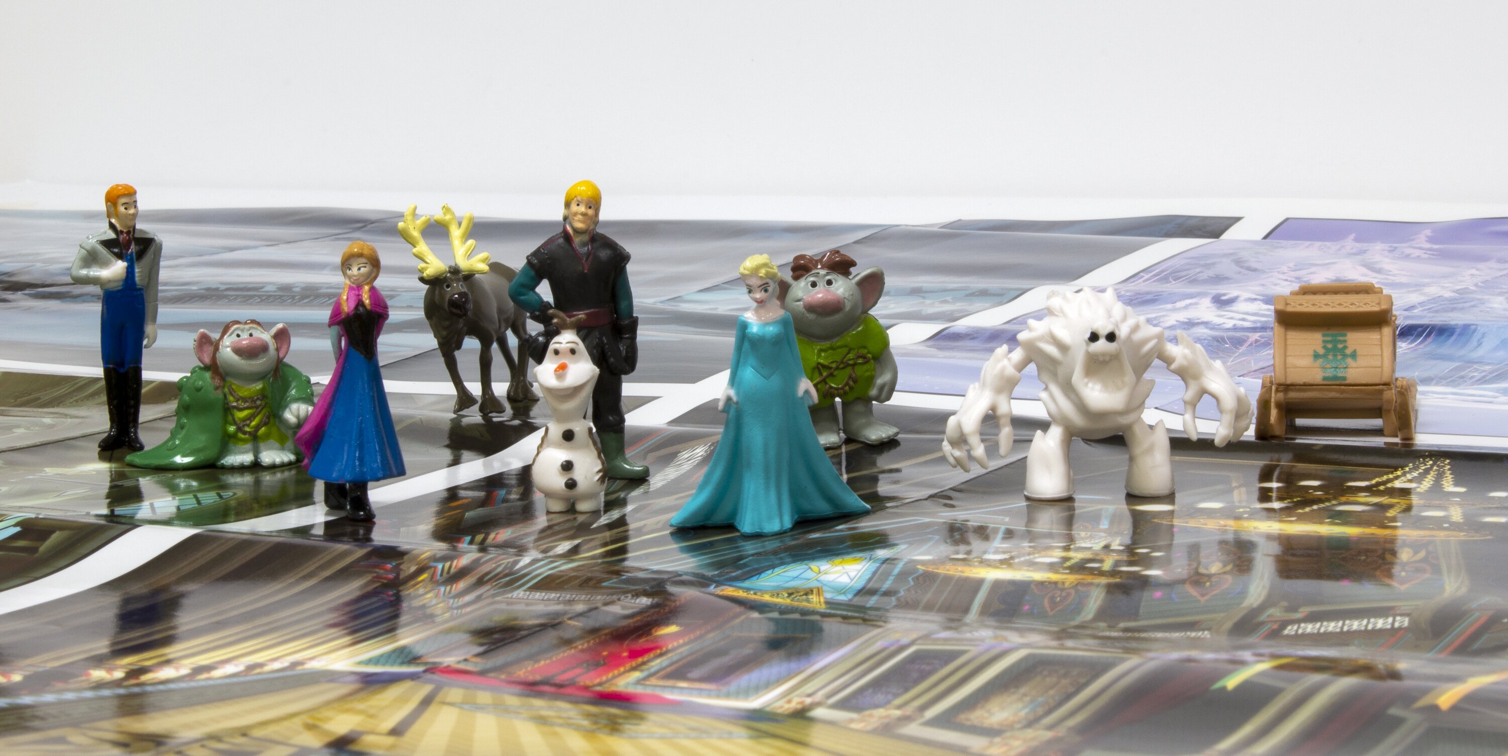 Frozen. Libroaventuras: Incluye un cuento, figuritas y un tapete 3