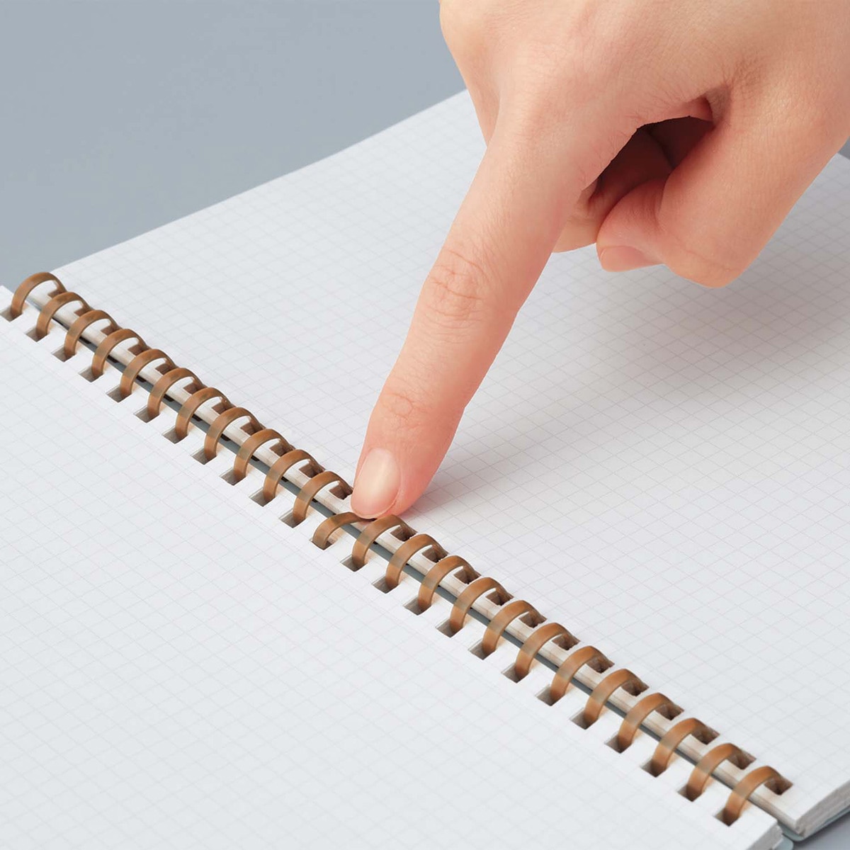 Imagen 3 de Cuaderno anillas flexibles Kokuyo cuadrícula 4 mm A5 rosa