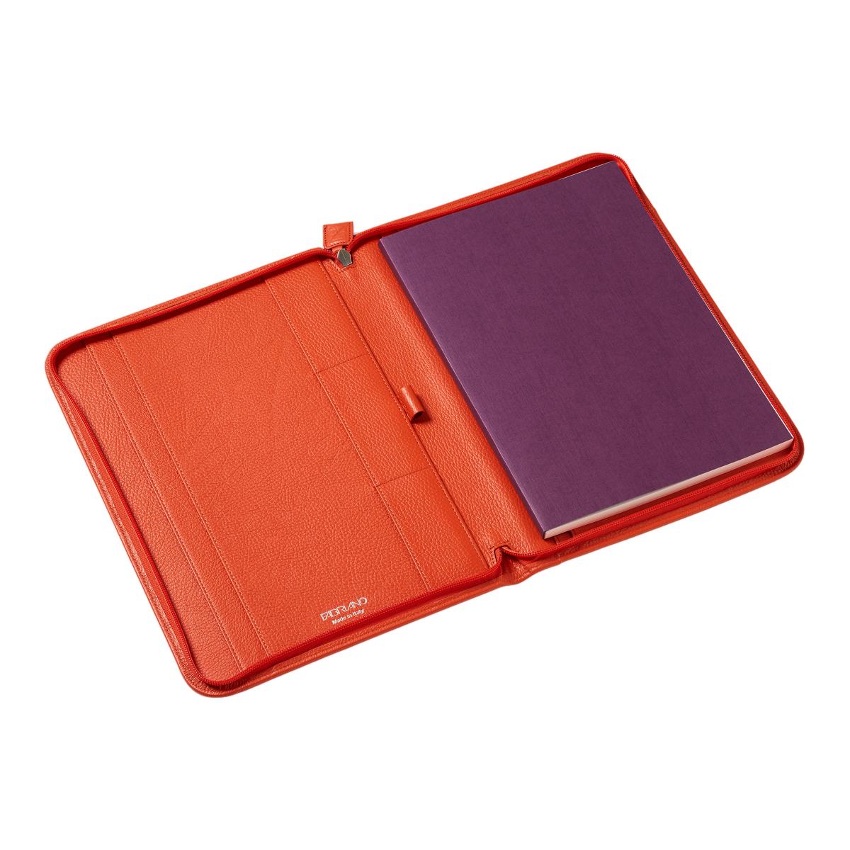 Capa em Pele Laranja com Bolsos Interiores e Fecho de Correr. Inclui Bloco de Notas A5 Fabriano Laranja-3