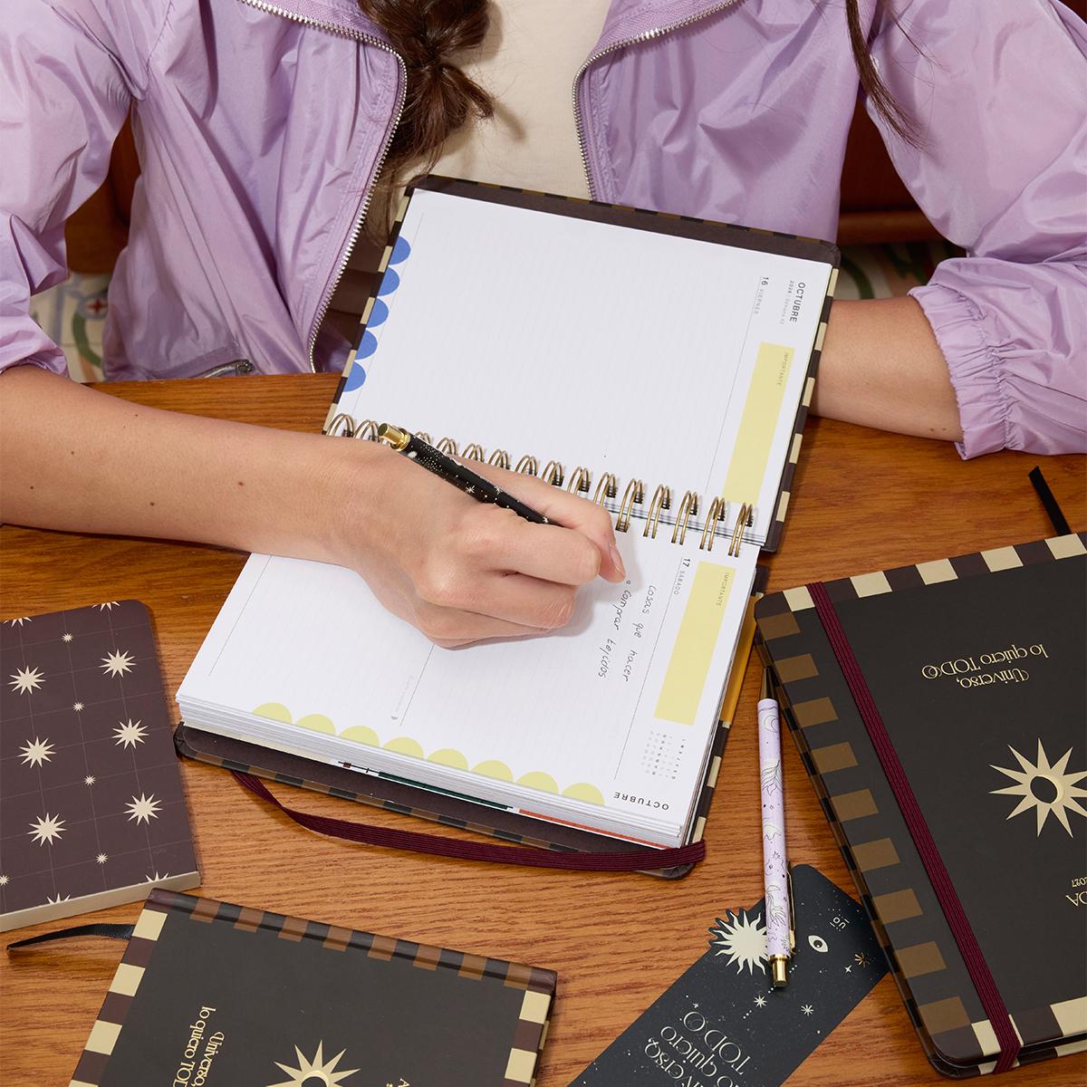 Agenda Anual 12 Meses 2027 168x220 mm Vista Semanal Universo UO Espanhol - Preto Multicolor-25