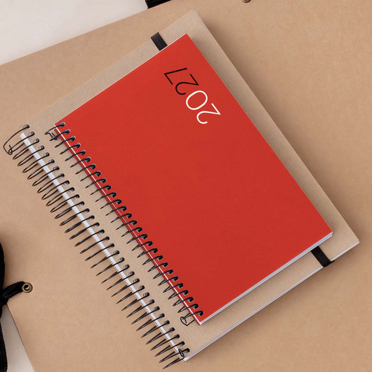 Agenda Espiral Activa Semana Vista Polipropileno City Rojo 2027 Miquelrius Rojo-6