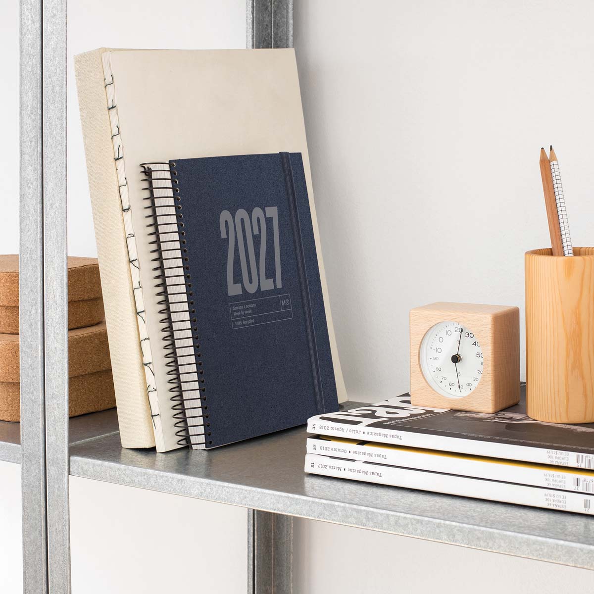 Agenda Espiral Plus 1 día por página Catalán Reciclada Dark Blue 2027 Miquelrius Azul marino-6
