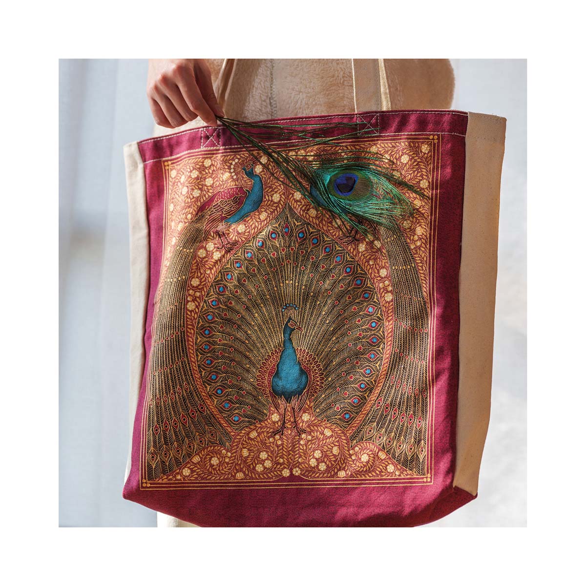 Imagen 2 de Bolsa de algodón o 'tote Bag' Pavos Reales de Hafez (380x380mm) Bolsillo Interior y Cremallera Paperblanks multicolor