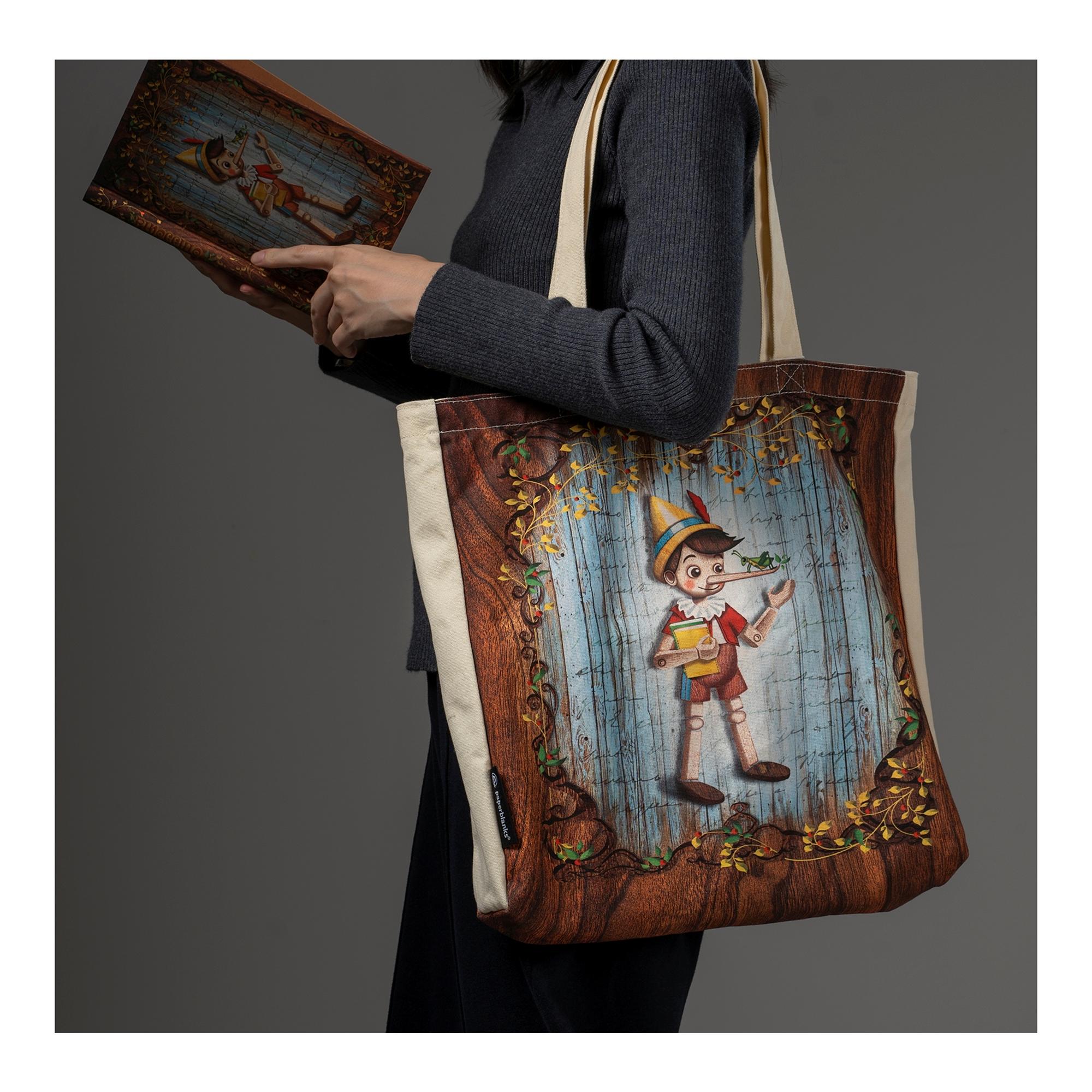 Bolsa de algodón o 'tote bag' Carlo Collodi, Pinocho (380x380mm) bolsillo interior y cremallera Paperblanks azul Azul-2