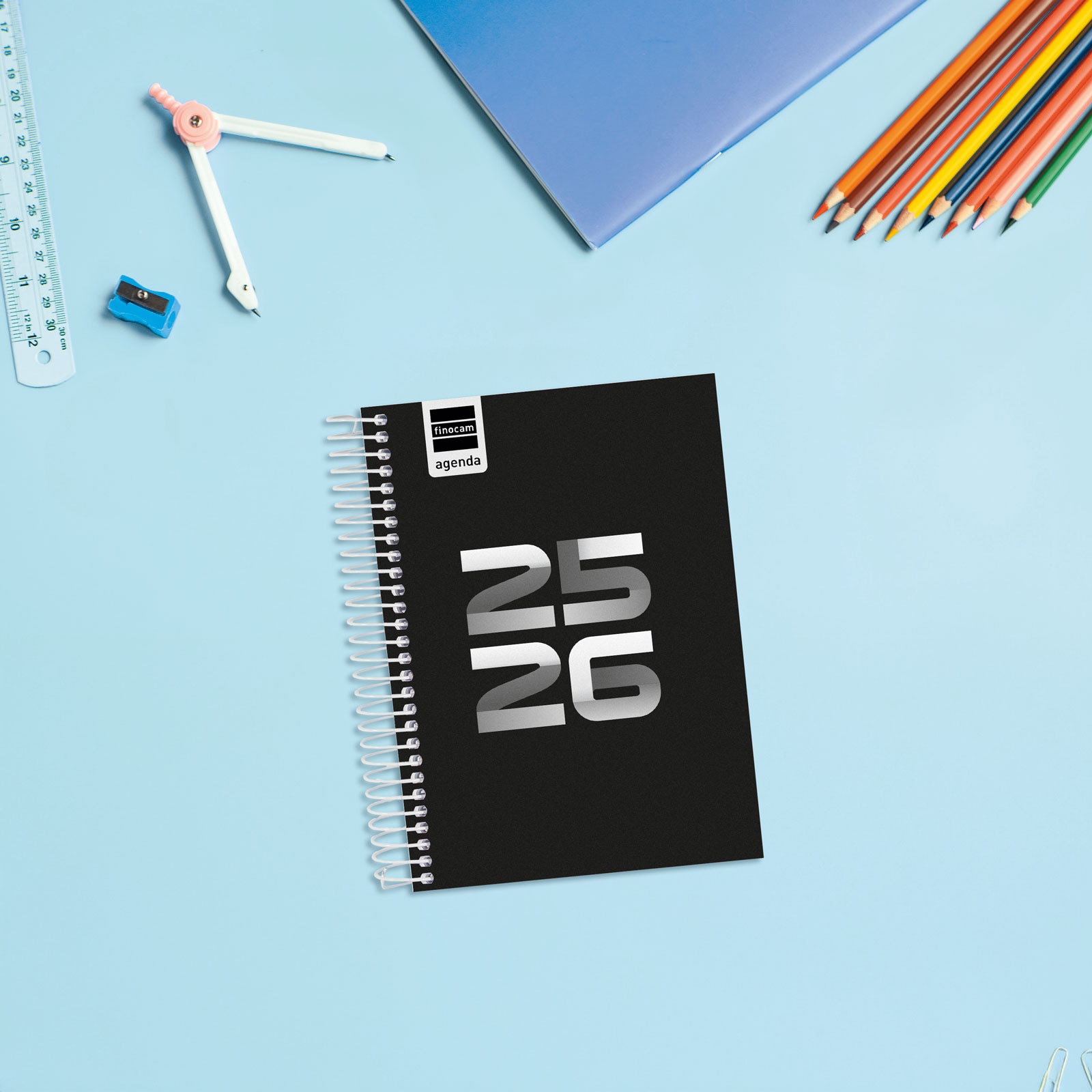 Agenda curso 2025-2026 Cool 1/8-120x164 mm 1 día página Finocam negro multilingüe Negro-2