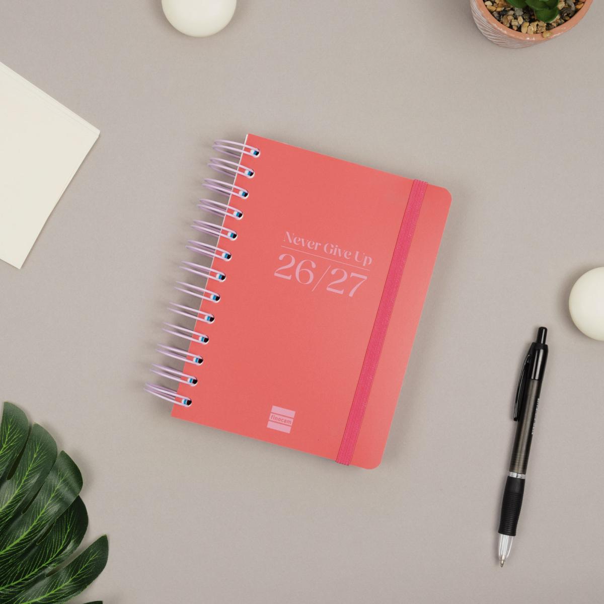 Agenda curso 2026-2027 Cosmo 8º-120x169 mm 1 día página Finocam rojo Rojo-2