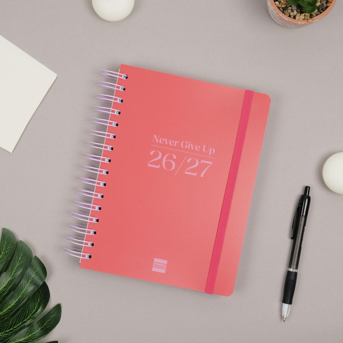 Agenda curso 2026-2027 Cosmo 4º-155x212 mm 1 día página Finocam rojo 2