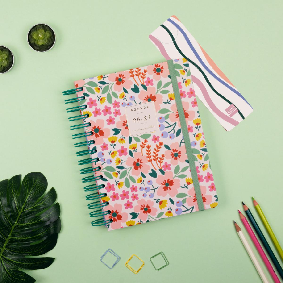 Agenda curso 2026-2027 Moniquilla E10-155x212 mm 1 día página Finocam verde 2