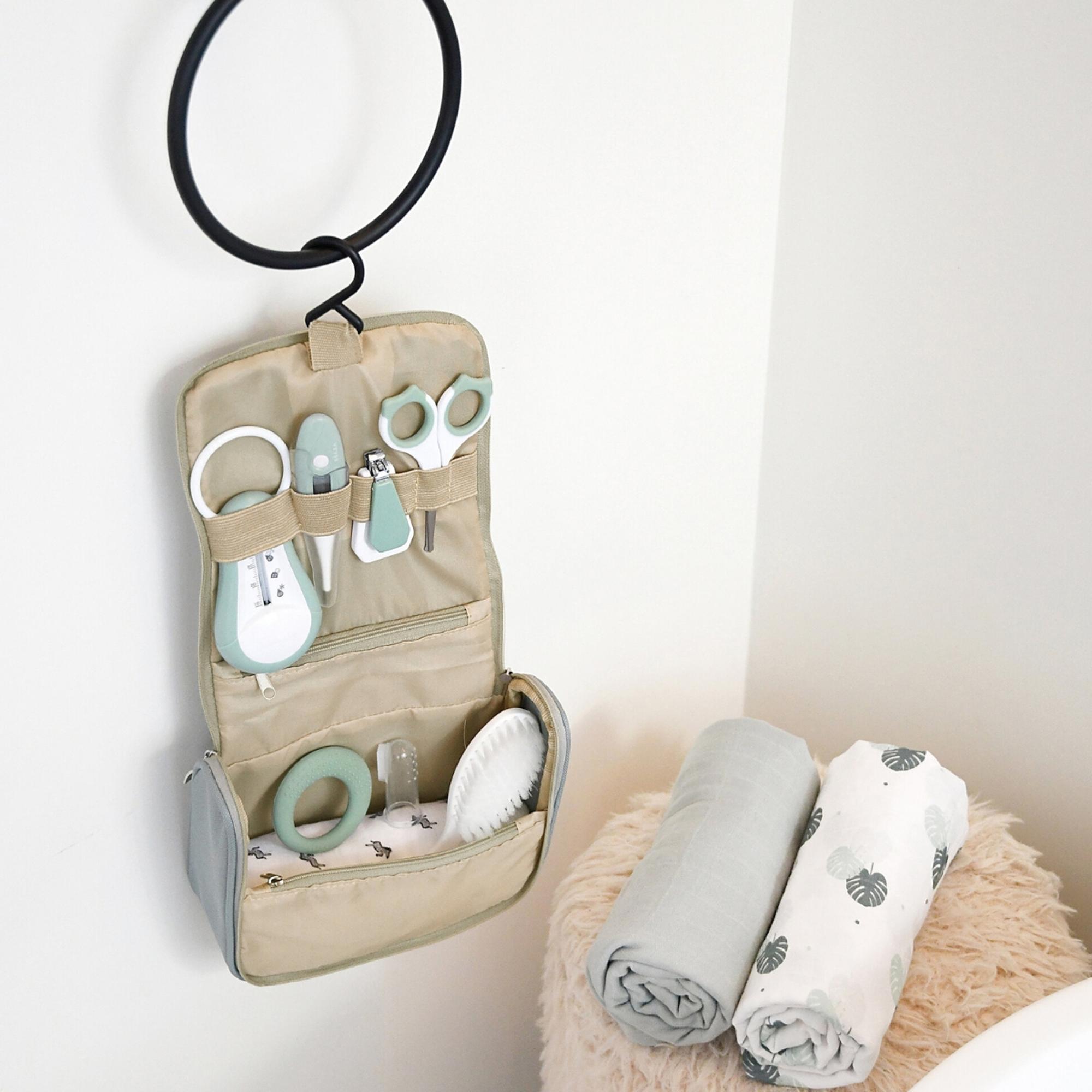 Necessaire de Banho Beaba com 10 Acessórios Verde-antiquário-3