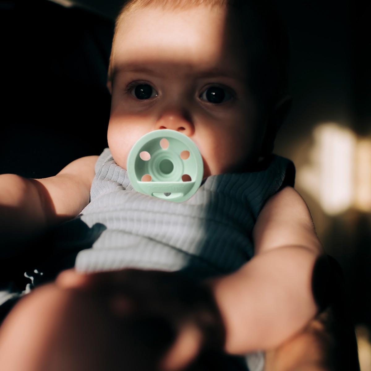 Imagen 6 de Chupete con Forma de Pecho de Tommee Tippee, 0-6 meses - Verde / Amarillo Verde / Amarillo