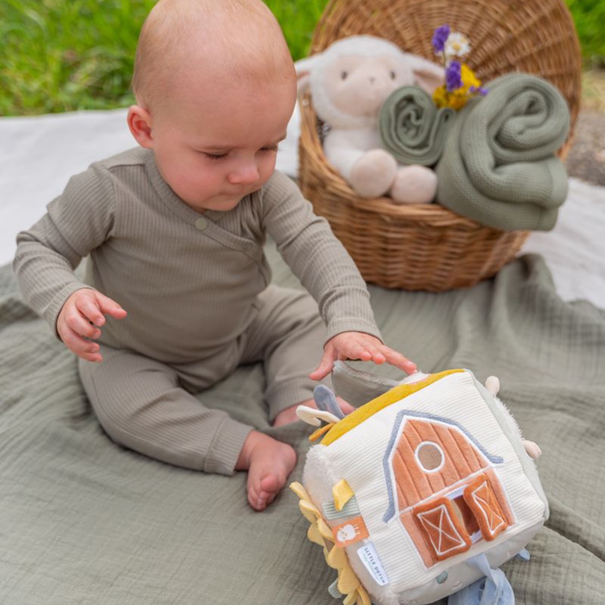 Cubo blandito de actividades Little Dutch colección Little Farm Gris claro-12