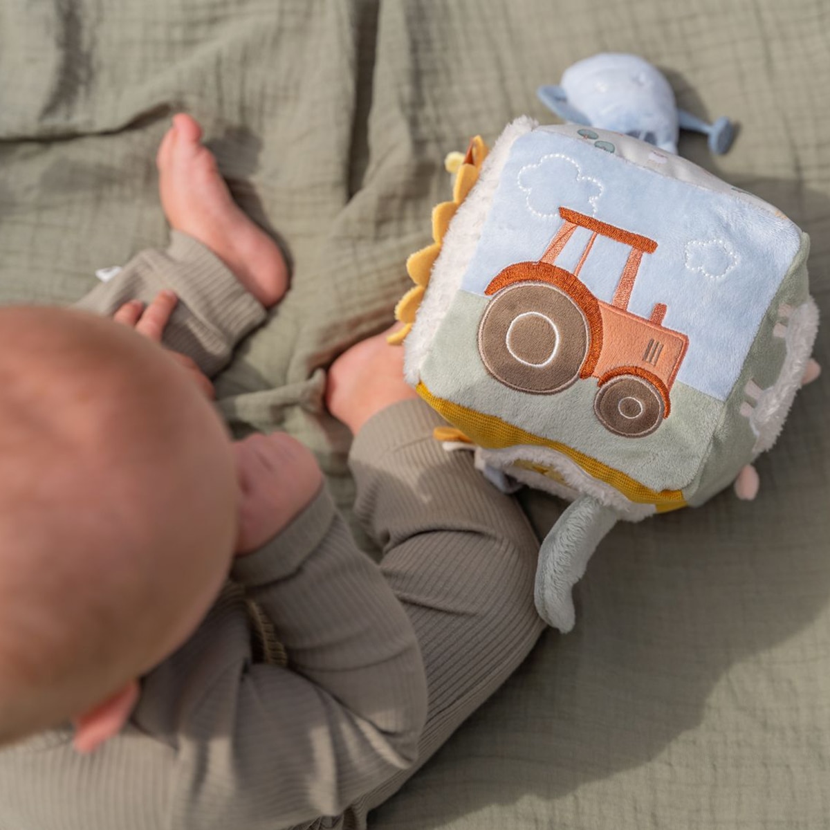 Cubo blandito de actividades Little Dutch colección Little Farm Gris claro-13