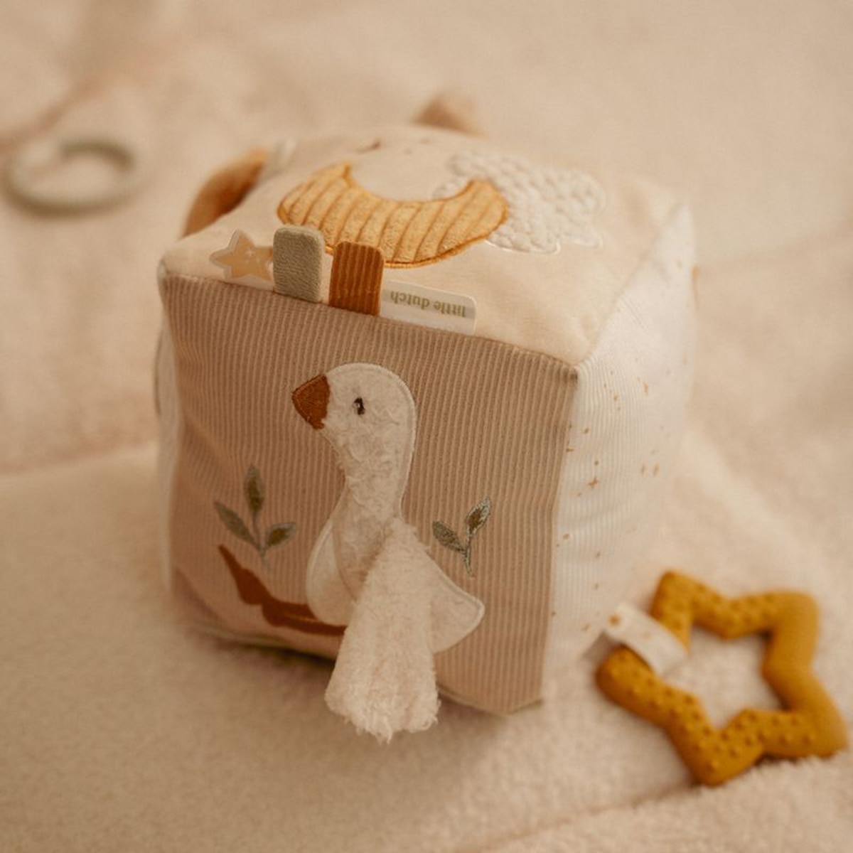 Cubo macio de atividades Little Dutch coleção Newborn Naturals Bege Serra-11