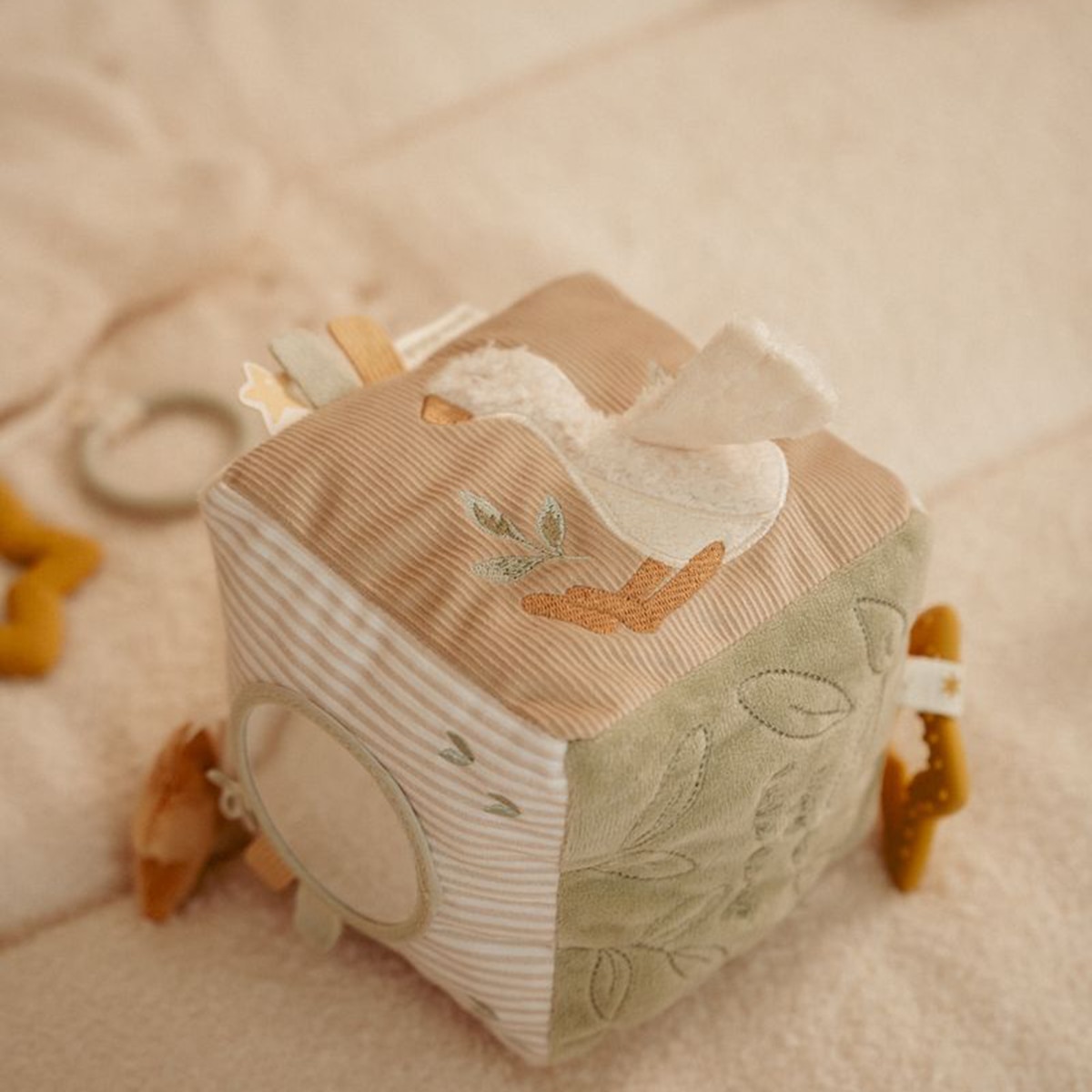 Cubo macio de atividades Little Dutch coleção Newborn Naturals Bege Serra-12