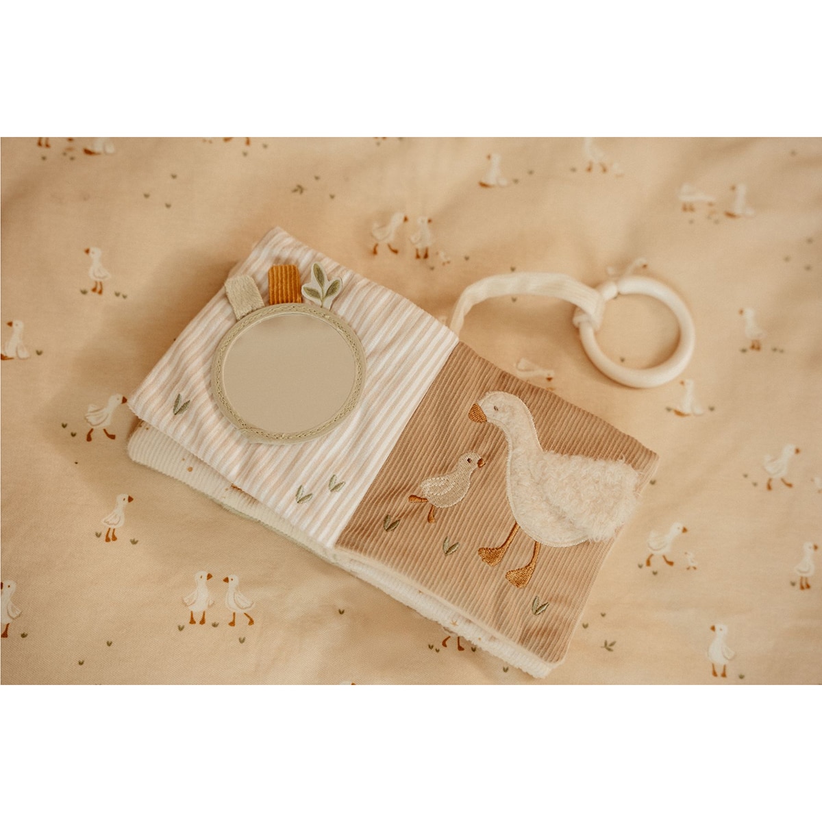 Livro macio de atividades Little Dutch com argola Newborn Naturals Bege Serra-3