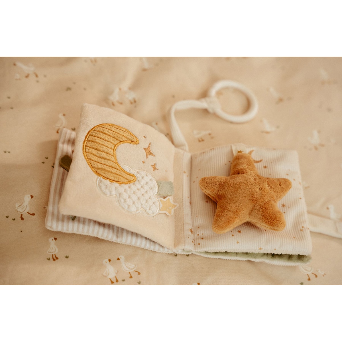 Livro macio de atividades Little Dutch com argola Newborn Naturals Bege Serra-4