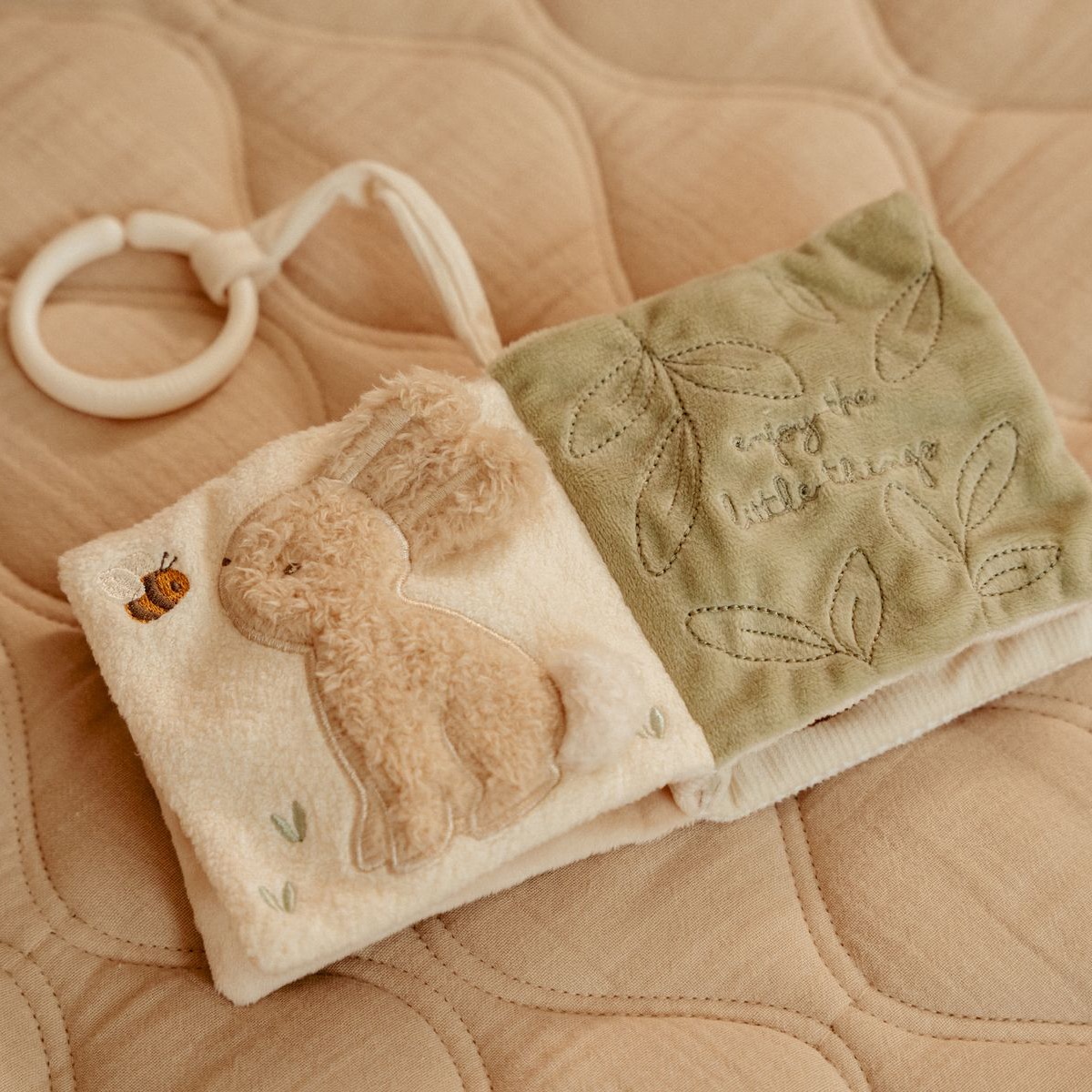 Livro macio de atividades Little Dutch com argola Newborn Naturals Bege Serra-5