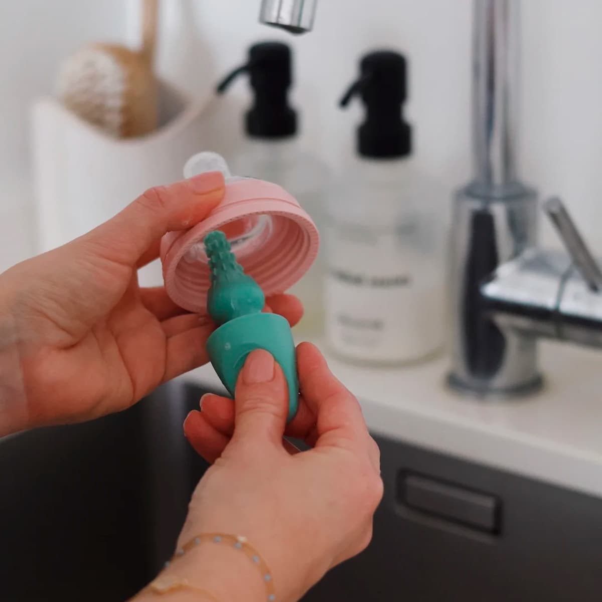 Escova Limpa-Biberões de Silicone Verde Água-6