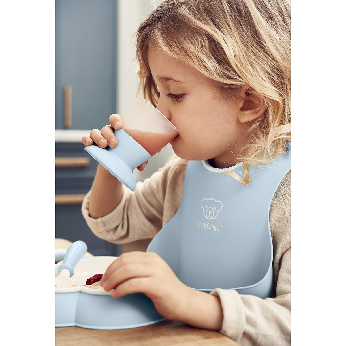 Conjunto de 5 Peças com Babete, Talheres, Prato e Copo Azul-pastel-4