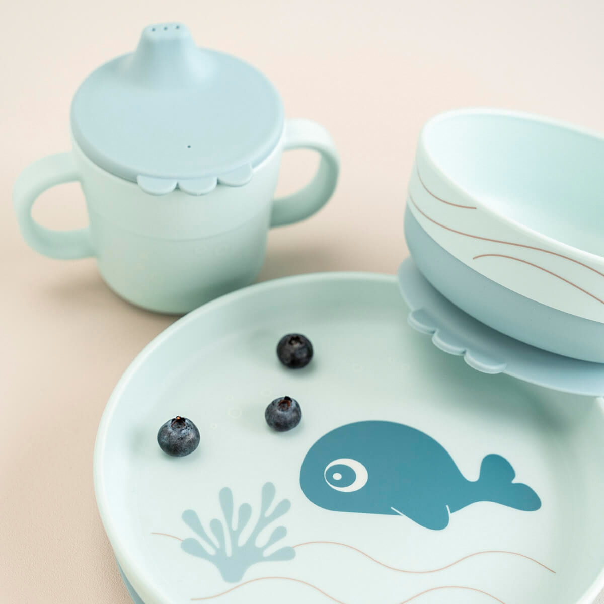 Set de vajilla Done by Deer con plato, bowl ventosa y taza de aprendizaje - Azul porcelana Azul porcelana-7