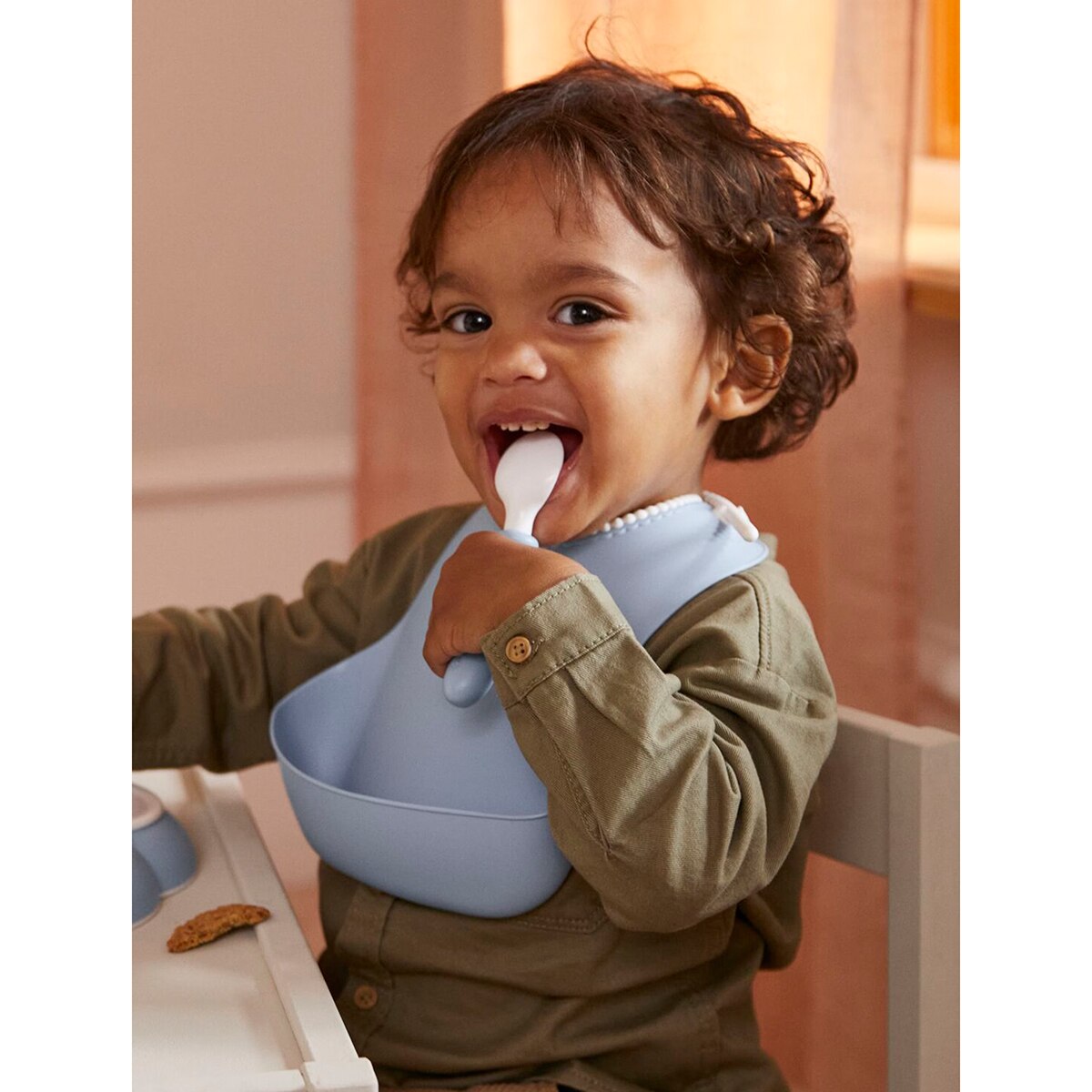 Babero de plástico BabyBjörn cuello ajustable - Azul pastel Azul pastel-3