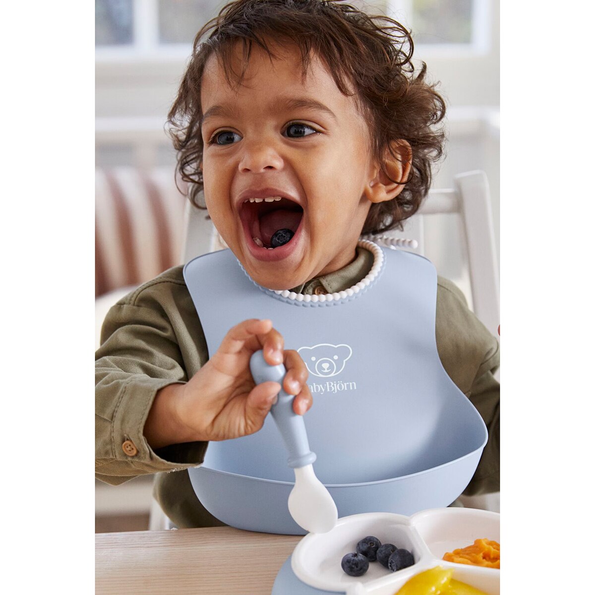 Babero de plástico BabyBjörn cuello ajustable - Azul pastel Azul pastel-4