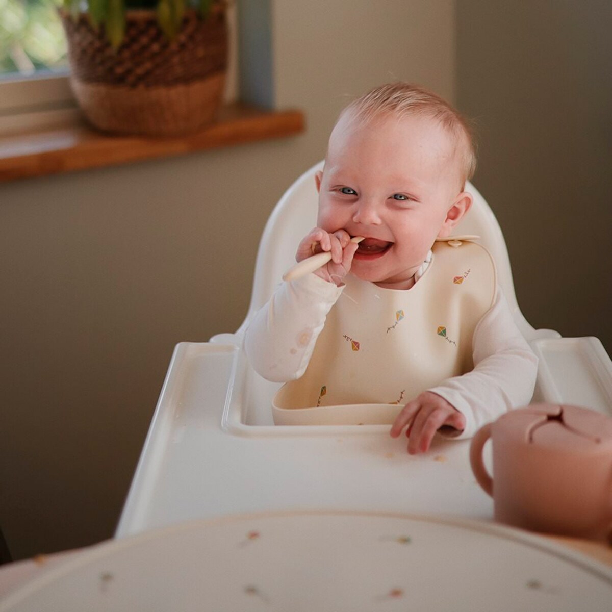 Babete de Silicone com Bolso Cru-3