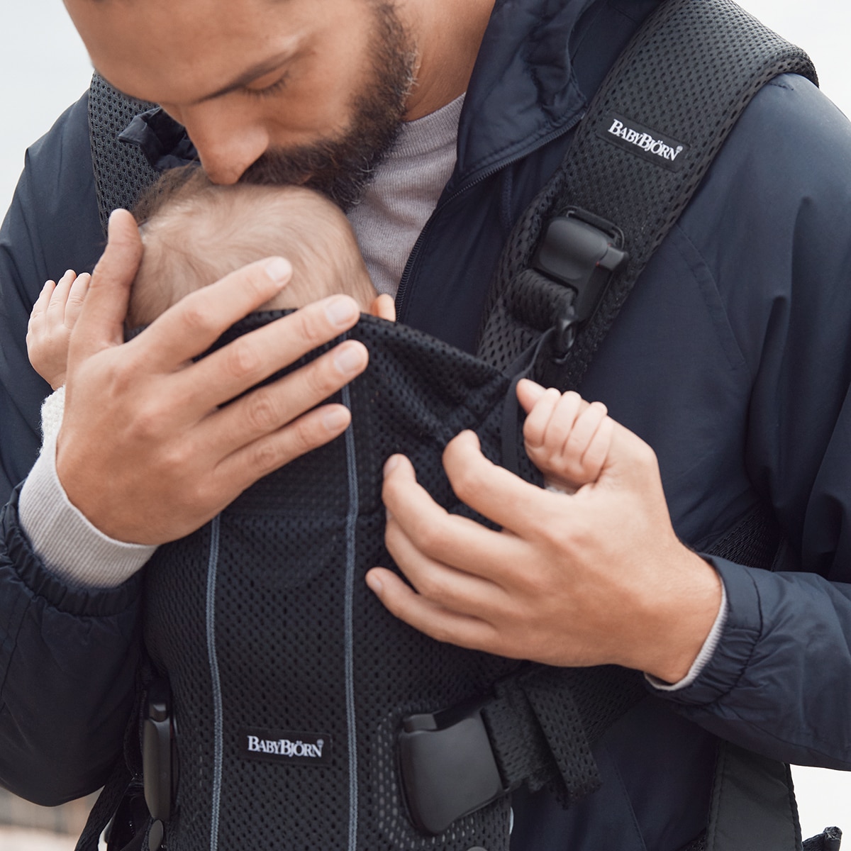 Imagen 2 de Mochila portabebés BabyBjörn One Air Mesh 3D 4 posiciones - Negro Negro