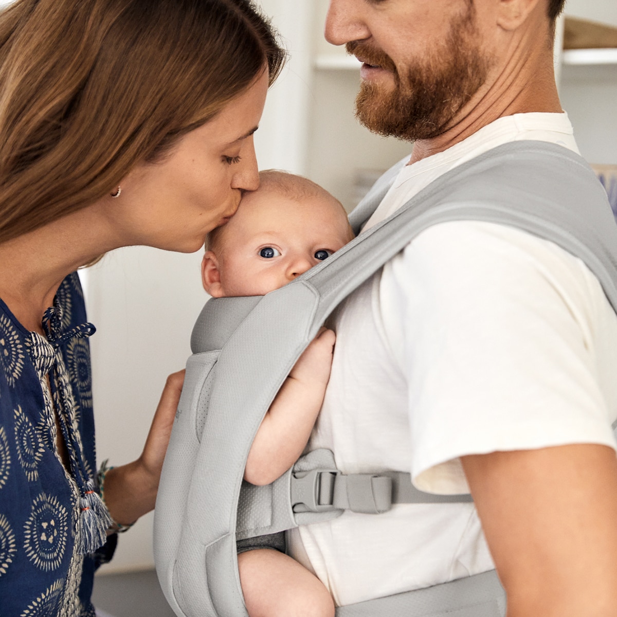 Mochila portabebe Ergobaby Embrace Soft Air Mesh Onyx Gris claro-30
