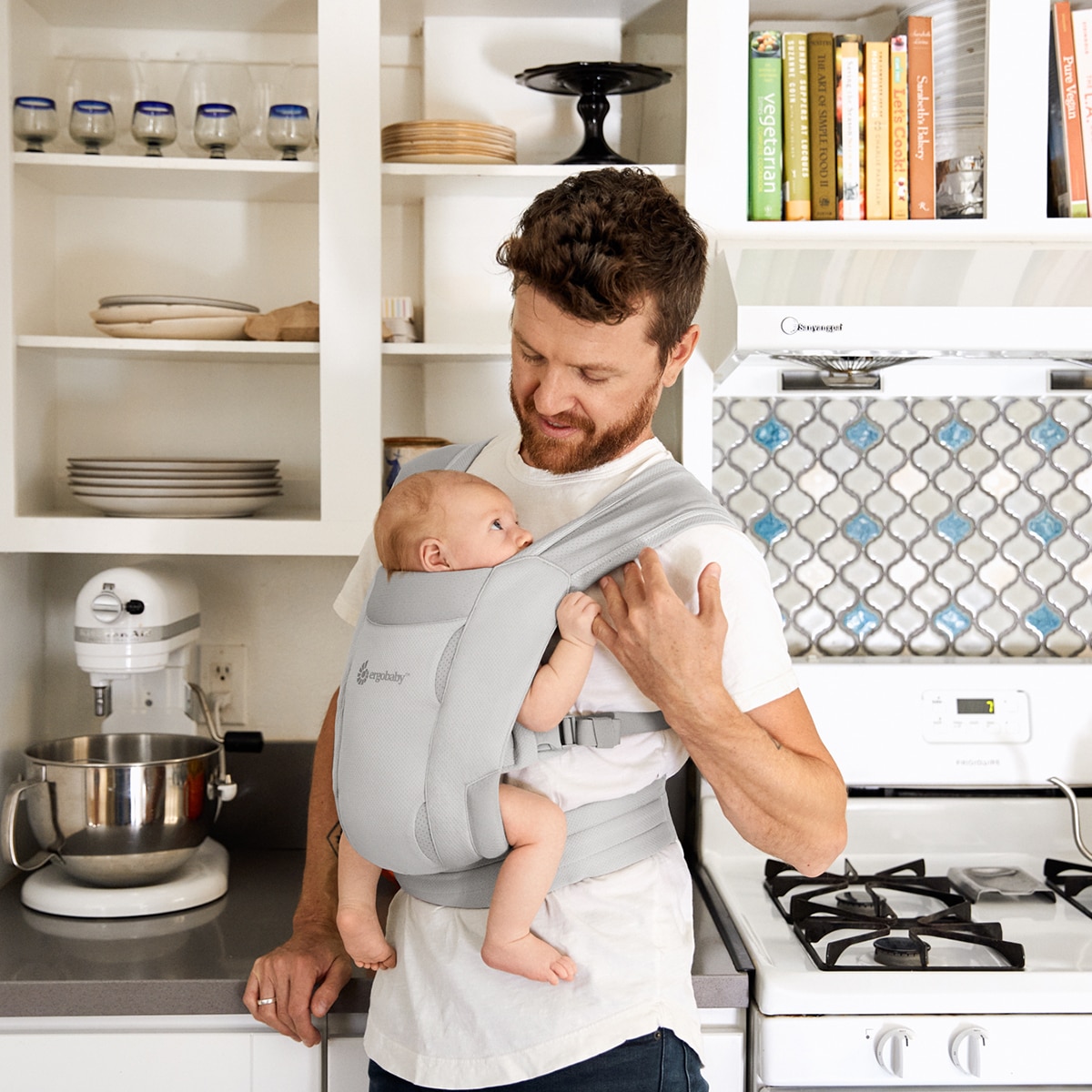 Mochila portabebe Ergobaby Embrace Soft Air Mesh Onyx Gris claro-31