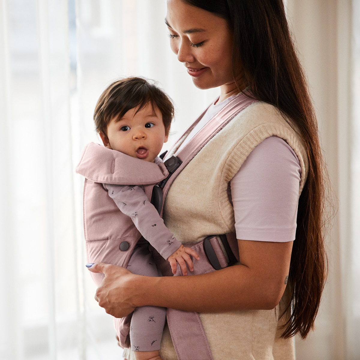 Imagen 3 de Mochila PortaBebé BabyBjörn Mini tejido Woven 2 posiciones - Rosa claro Rosa claro