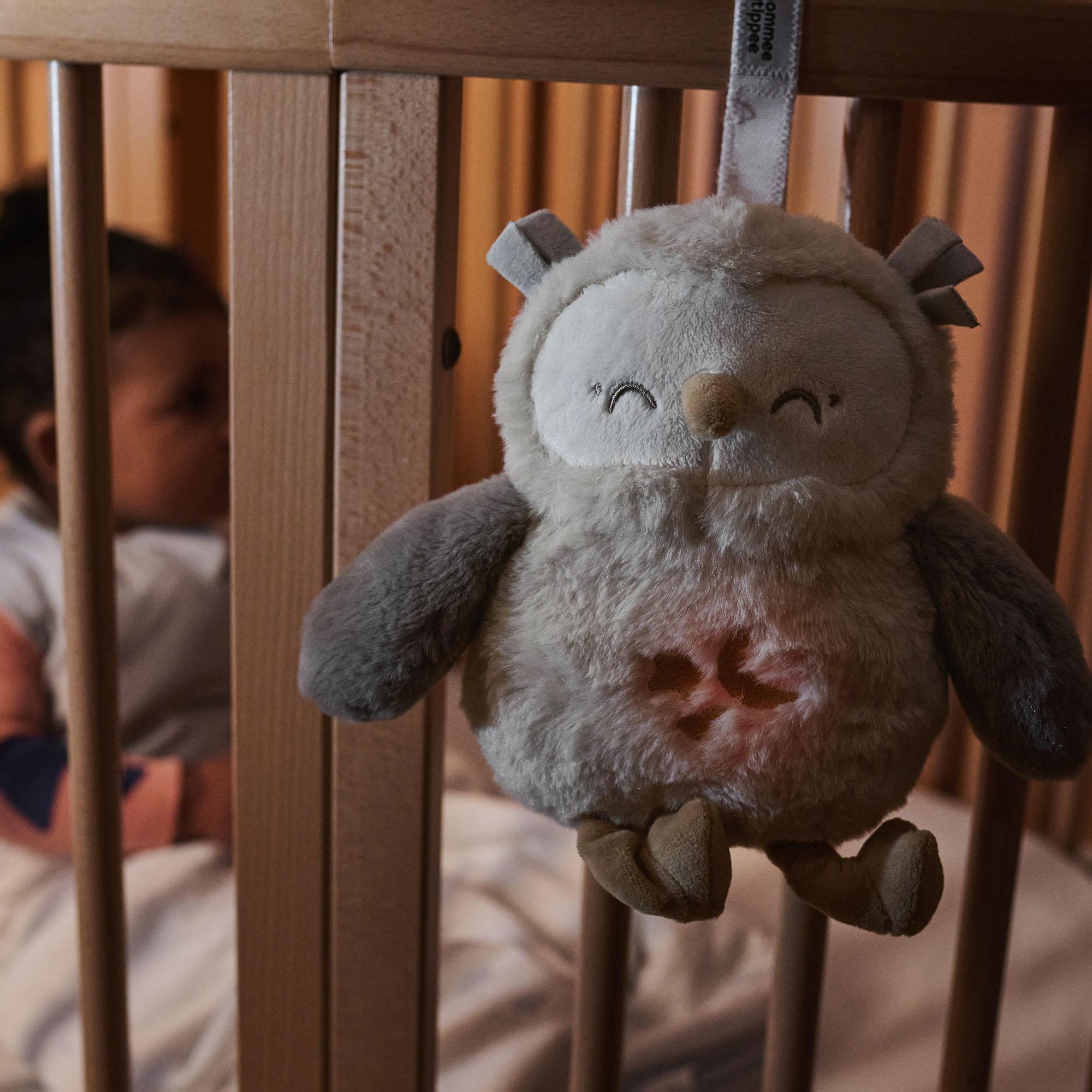 Peluche quitamiedos duermebebés deluxe con Luz nocturna, sonidos y sensor de llanto, Tommee tippee ollie el búho Beige Beige-11